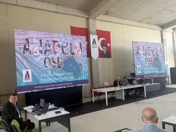 Kurumsal toplantıda çift LED ekran ve sunum alanı