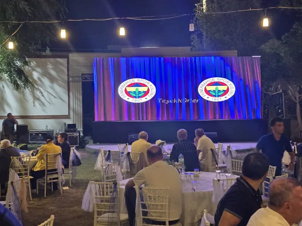 Restoranda dev LED ekranda maç yayını izleyen misafirler