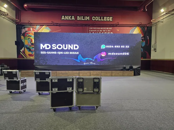 MD Sound logolu iç mekân LED ekran ve sahne kurulumu